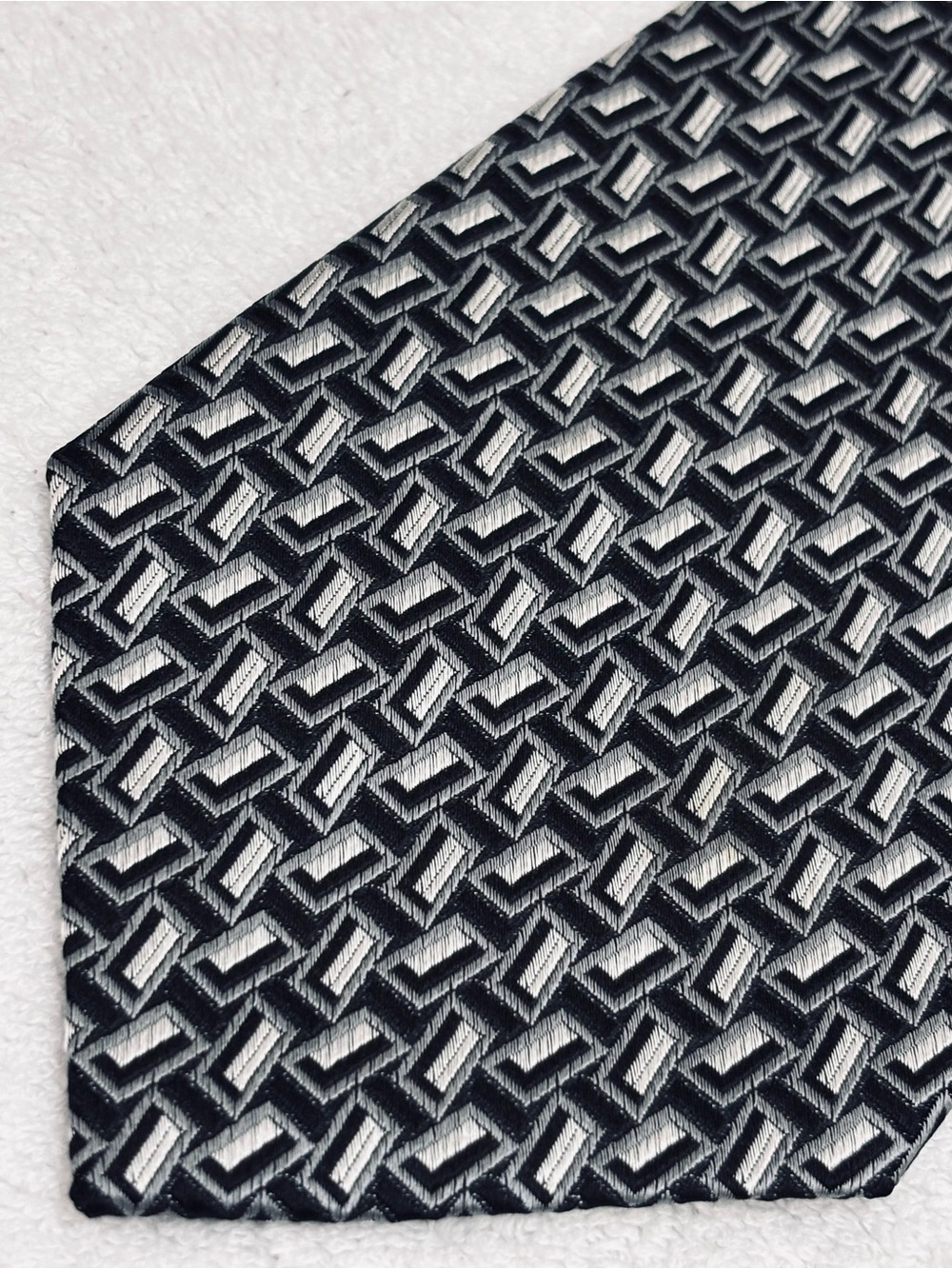 Brand New Stylish Tie By Geoffrey Beene - Tie Width Is 4 Inches